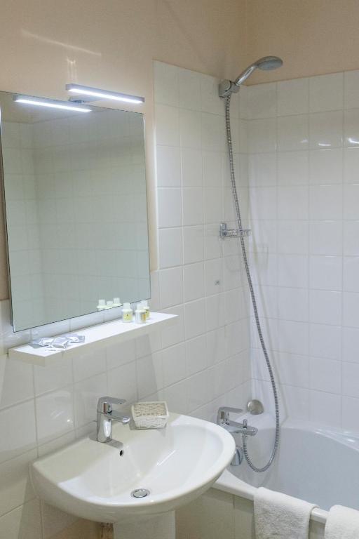 Le Corbeau Hotel Auxonne Room photo